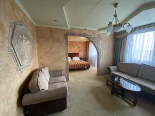 Отель Intourist-Zakarpattia Hotel Ужгород Улучшенный люкс с кроватью размера «king-size»-1