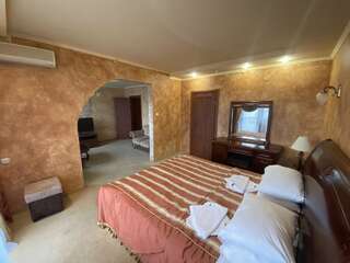 Отель Intourist-Zakarpattia Hotel Ужгород Улучшенный люкс с кроватью размера «king-size»-2