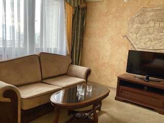 Отель Intourist-Zakarpattia Hotel Ужгород Улучшенный люкс с кроватью размера «king-size»-3