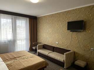 Отель Intourist-Zakarpattia Hotel Ужгород Трехместный номер бизнес-класса-1